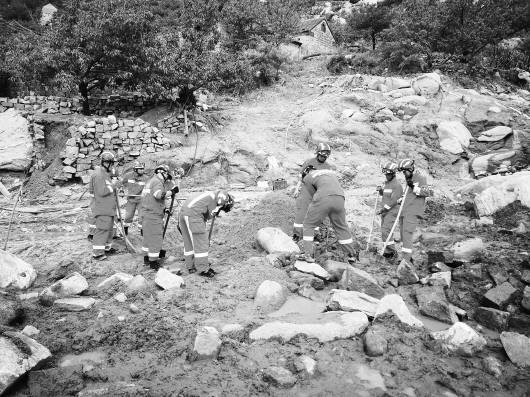 泰安高新區天寶鎮年家峪村東一自然村發生山洪,救援人員全力搜救