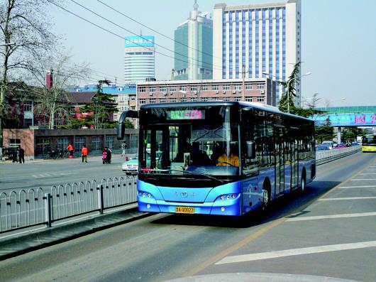 济南近年来开通了多条BRT快速公交线路,大大方便了乘客出行。 (资料片)