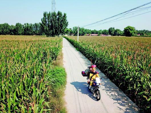 劉世秋夫妻倆騎著摩托車,穿梭于各個廣場、活動現場。
