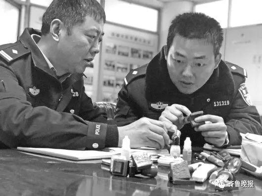 民警正在清点作案工具。
