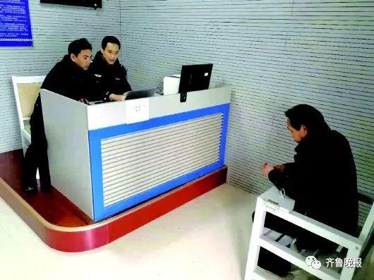 買分被拘的趙某升接受民警詢問。