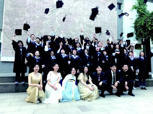 山师附中国际部2019届全体毕业生均被世界知名大学录取。（资料图）