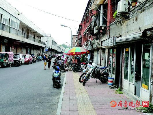 在济南“摩配一条街”交通厅街时，多家摩配店表示能改装“炸街摩托”。