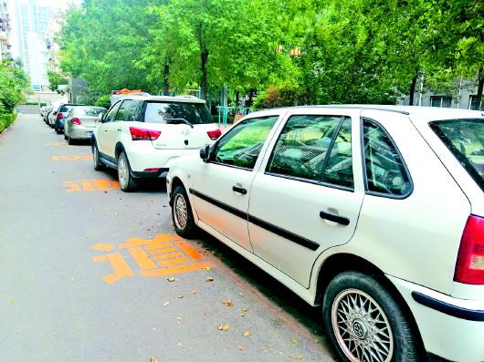燕山小區沒車位的私家車只得占用消防通道。