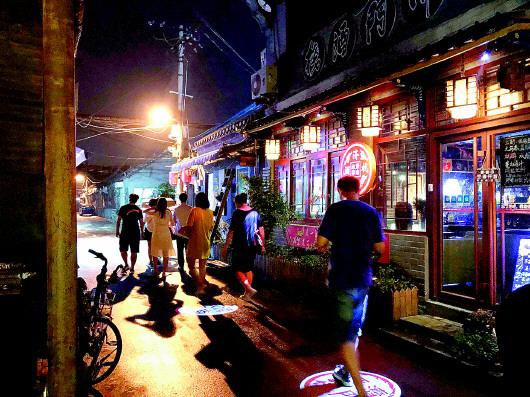 改造成酒吧一条街的后宰门街,成了不少年轻人的夜晚打卡地。