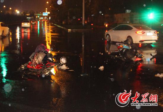 涉事的摩托車、電動車均嚴(yán)重?fù)p壞,民警通過現(xiàn)場遺留的一沓名片輾轉(zhuǎn)破案