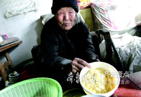 老人的午饭是简单的蛋炒饭,她胃口仍然很好。