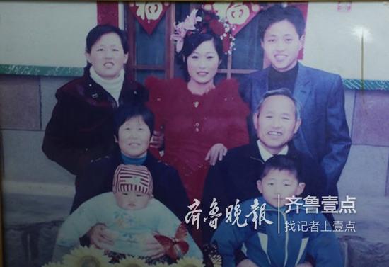 王庆东一家在老家的全家福。