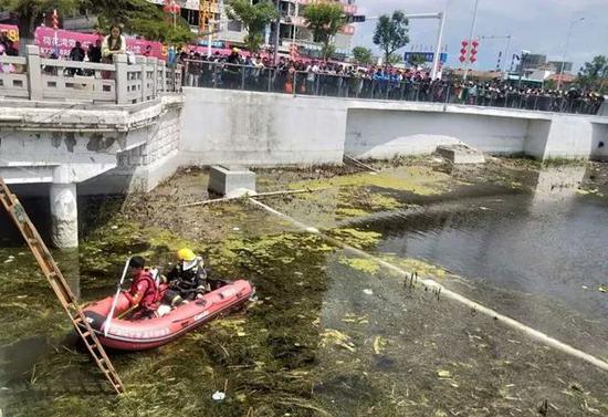 事发水域水草茂密,水深约1米