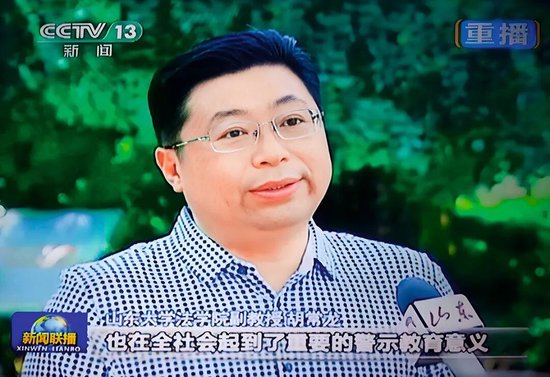 央视《新闻联播》栏目播出对胡常龙的采访