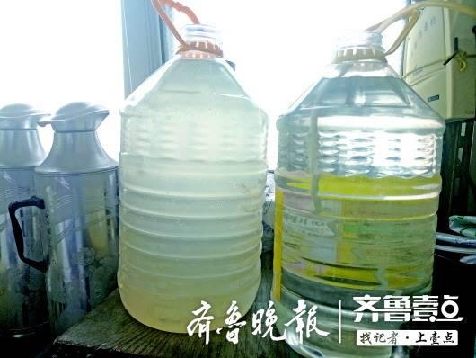 9日早晨的自來水(左)明顯比前一天的渾濁。