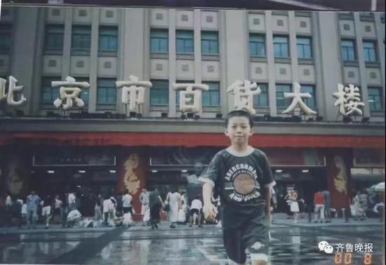 1991年,在济南英雄山下儿童乐园留念的秋名山车神。右边是我儿子。(@星星)