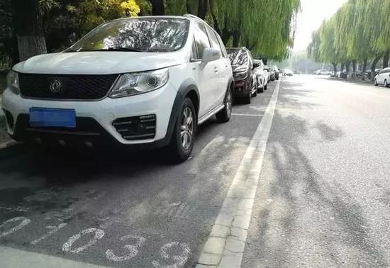 大家停車時,一定要注意!不然停一次車吃一次罰單就虧大了。