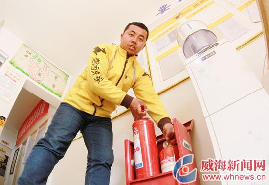 當時從這里取的滅火器 威海晚報記者 姚威 攝