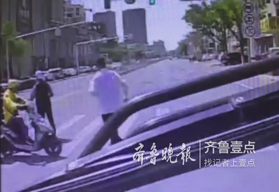 公交司机见状停车,下车后一路小跑到老人身边,帮助老人过马路。
