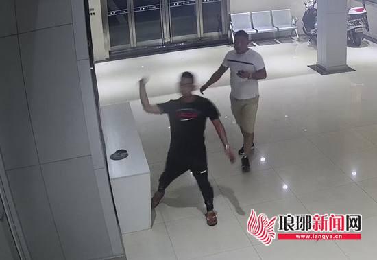 王某敲錯門后,摸起鼠標摔碎。