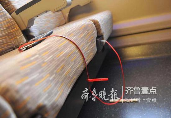 插座上直接就有數據線接口,手機充電更方便。