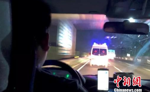捐獻志愿者從泰安轉運到濟南的過程中。