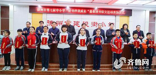 獲獎學生代表領獎