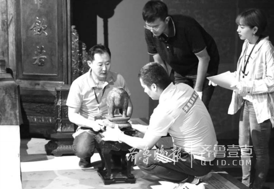 文物到達(dá)濟(jì)南后,工作人員還要小心翼翼地安裝好。