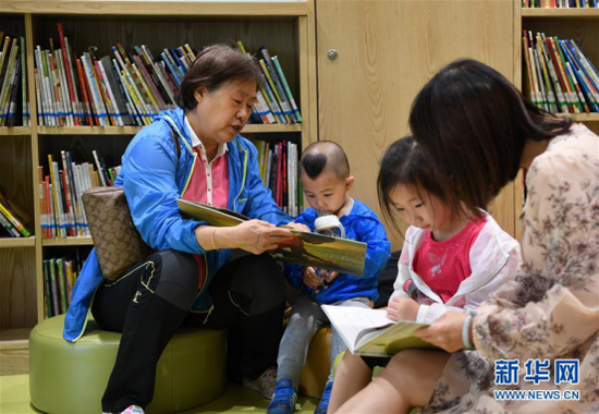 在山西省太原市圖書館,不少家長帶著小朋友在親子閱讀中共度時光。
