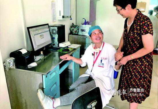 10日9时,吕霞正在诊室接待患者。