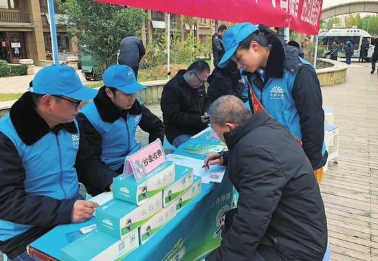 济南水务“小白志愿者”开展进社区活动。(陈加宝 摄)