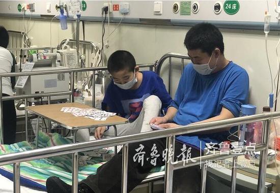 省立医院儿童血液科病房，陪床的家长陪着孩子打牌。