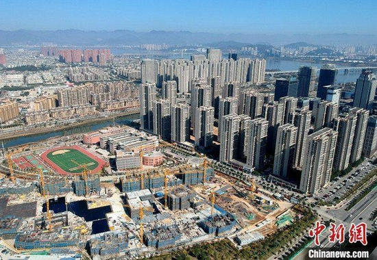 资料图:航拍一处新建住宅。 中新社记者 吕明 摄