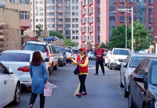 发放《文明礼仪手册》