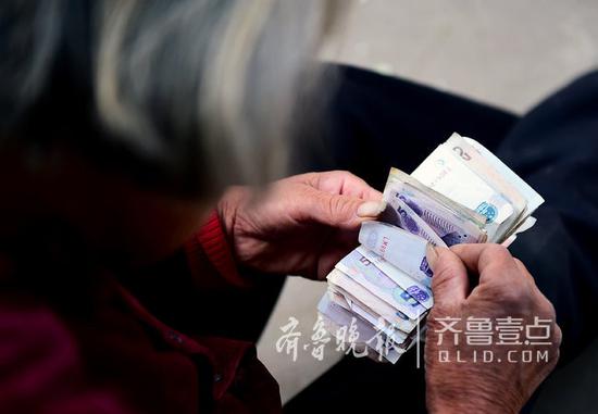 除了在制锦市小区外,赵殿香还常去位于青年桥附近的一个市场卖菜。