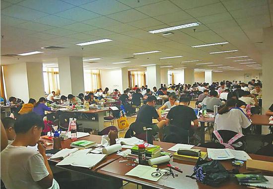 齐鲁工大学生在图书馆上自习。(朱士娟 摄)