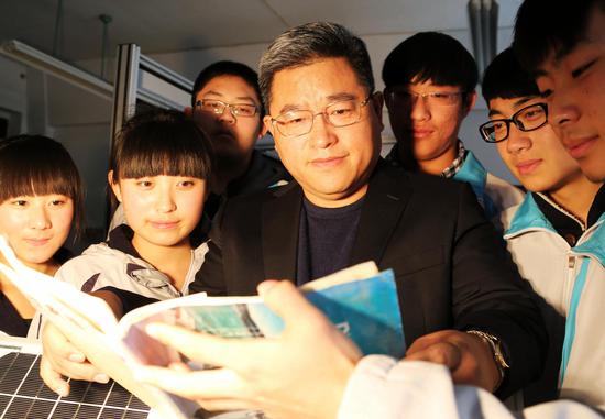 崔西展校長指導學生學習。