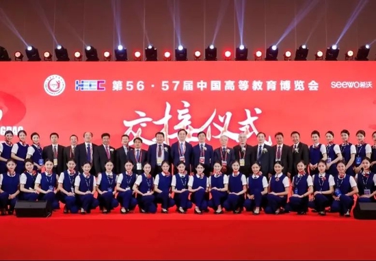 ▲航空服务艺术与管理专业参加56•57届中国高等教育博览会