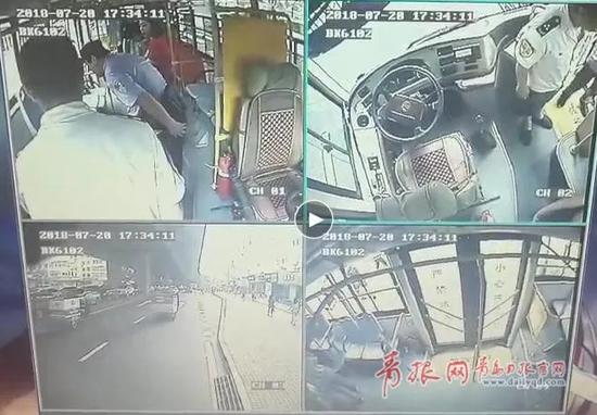 △民警上車詢問孩子情況。記者 周建亮