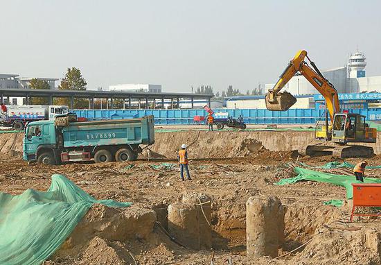 濟南機場北指廊擴建已開工三個多月,目前正在進行樁基施工。 記者王汗冰 攝