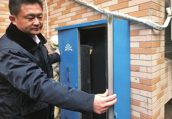 济南水务人员介绍今年新式保温水箱。