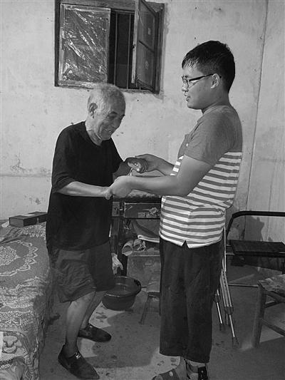 趙德龍和父親。 紫牛新聞記者 畢俊星 文/攝