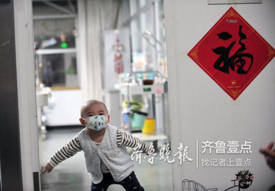 活潑可愛的一軒一個人在玩。