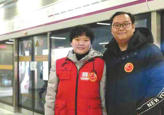 為了拍照夫妻才“同框”。