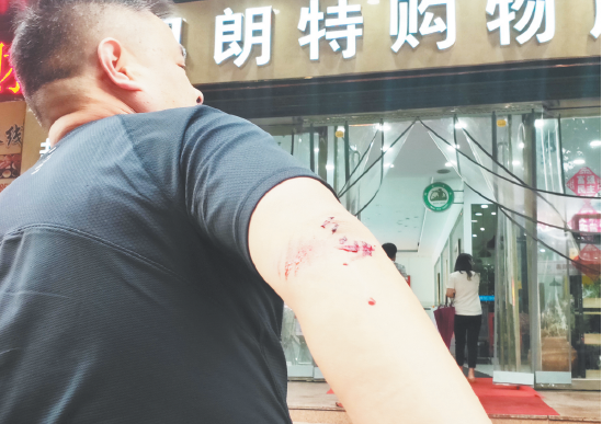△顾客李先生乘电梯下行时摔倒，其右上臂受伤流血。