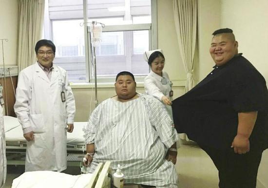 王浩楠(右)與張行波在病房內交流 通訊員謝靜 攝