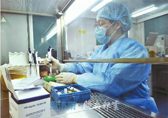 在济南市疾控中心艾滋病确证实验室内，医生登记检测结果。