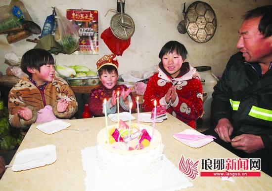 唱起生日歌,與家人一起分享甜蜜的蛋糕。