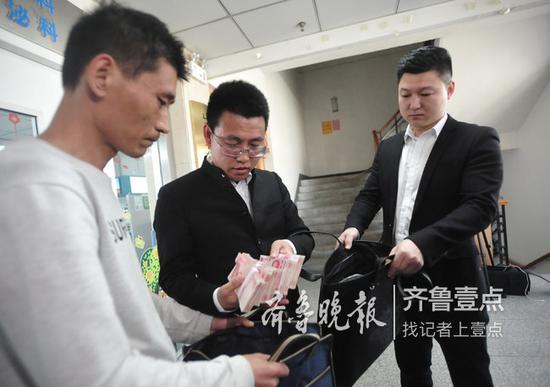 辽宁一企业负责人朱占文直接带了30万现金交给唐绍龙。