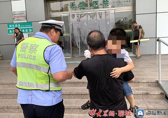聊城高速交警驾驶警车开道,以最快的时间将受伤儿童送至医院接受治疗。