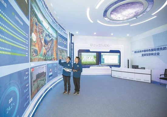国网山东电力员工应用“e基建”2.0监测电网工程施工进度。徐可 摄