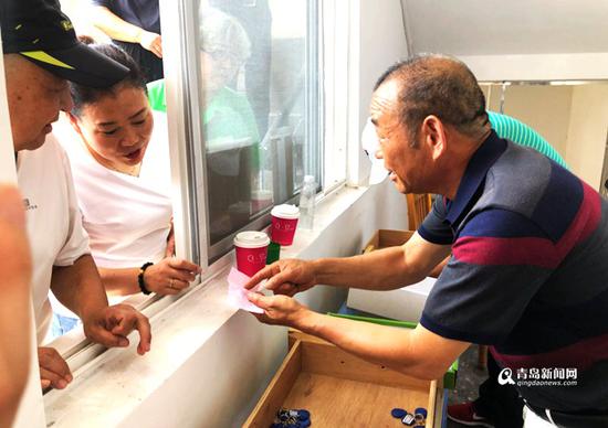向住戶分發電梯卡。