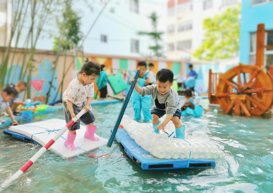 平度市幼儿沉浸在游戏的快乐中