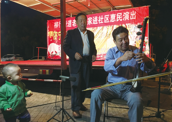 自費拉起戲班子